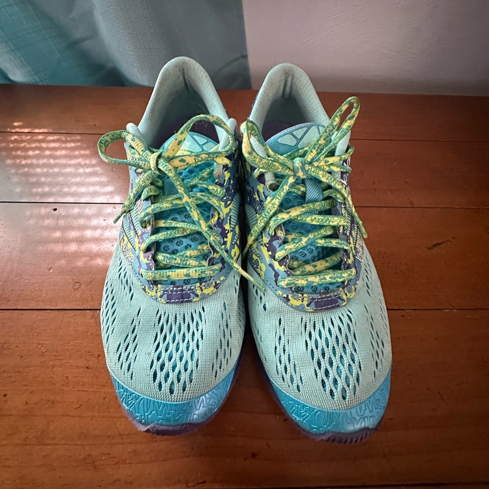 ASICS Women tennis shoe